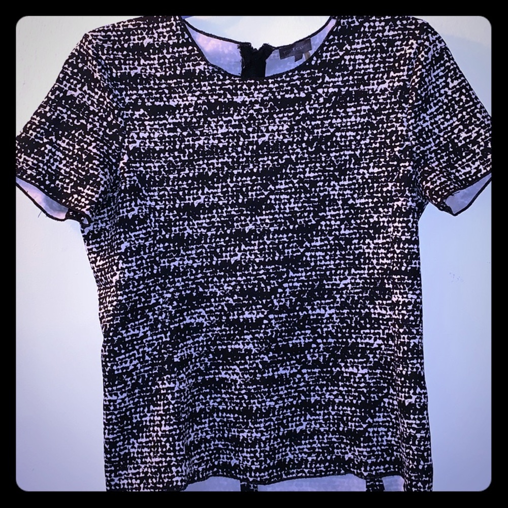 Black & White Vince Camuto Shortsleeved top.